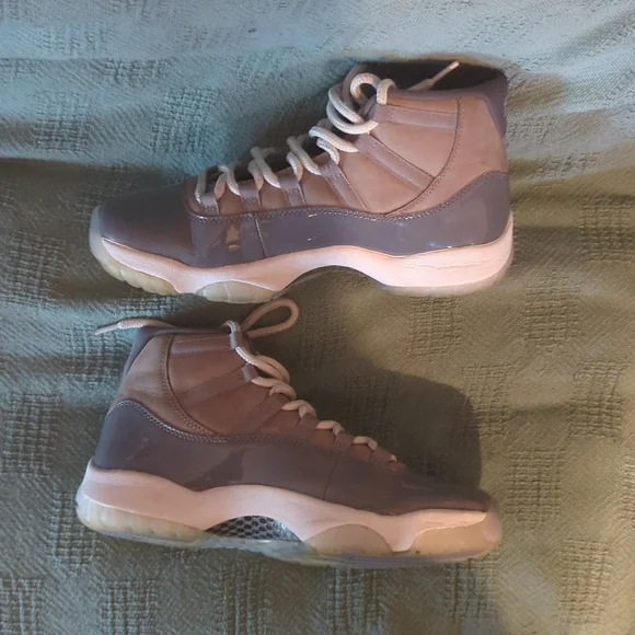 Jordan 11 Retro Cool Grey - Picture 2 of 6
